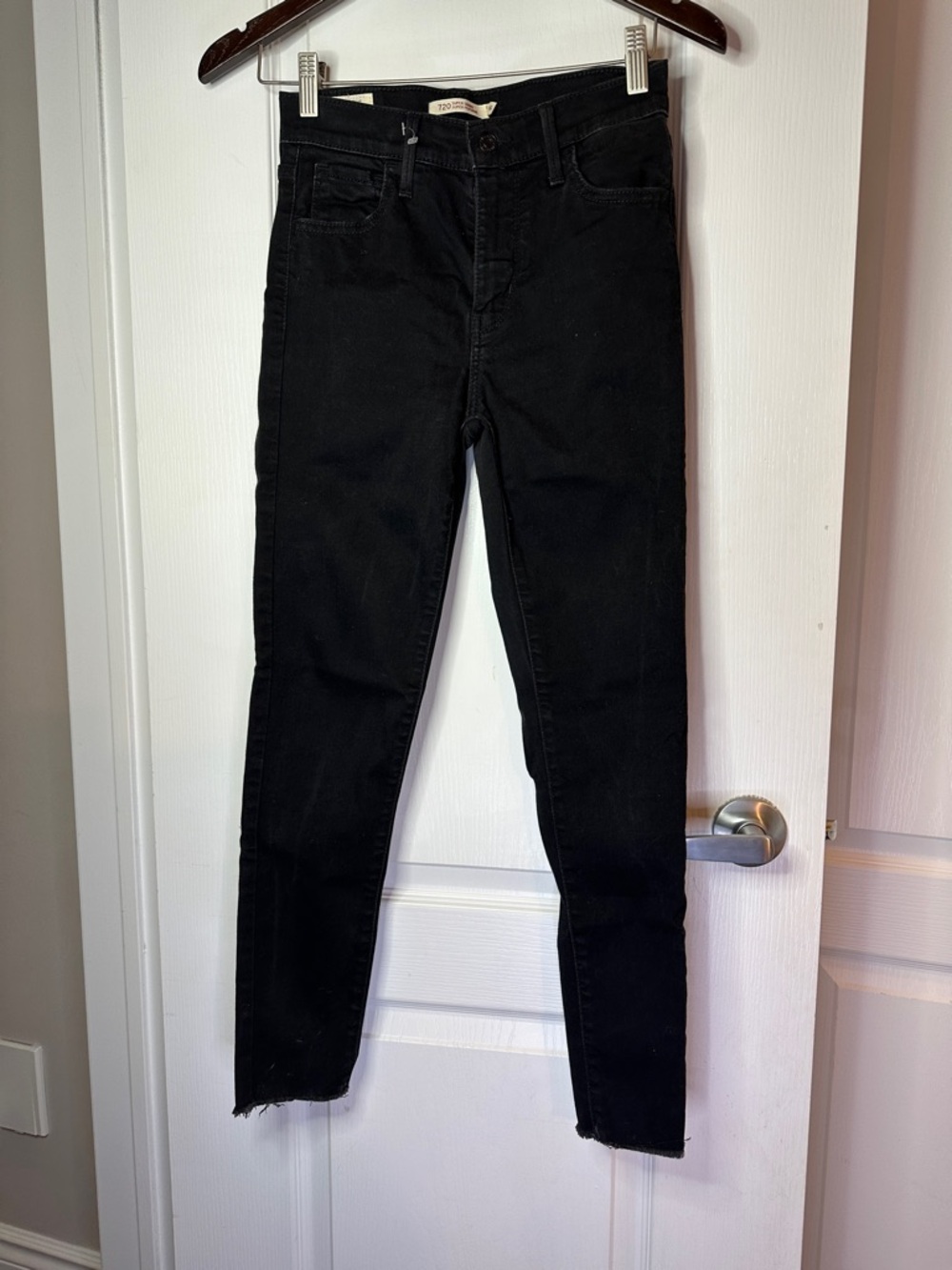 Levi’s Black High-Waist Skinny Jeans inseam 27” waist 13.5” rise 10” A0082